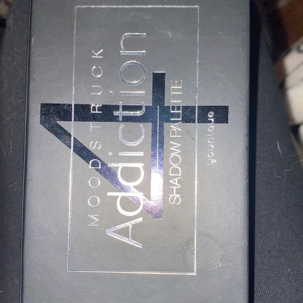 Younique moonstruck addiction 4 shadow palette